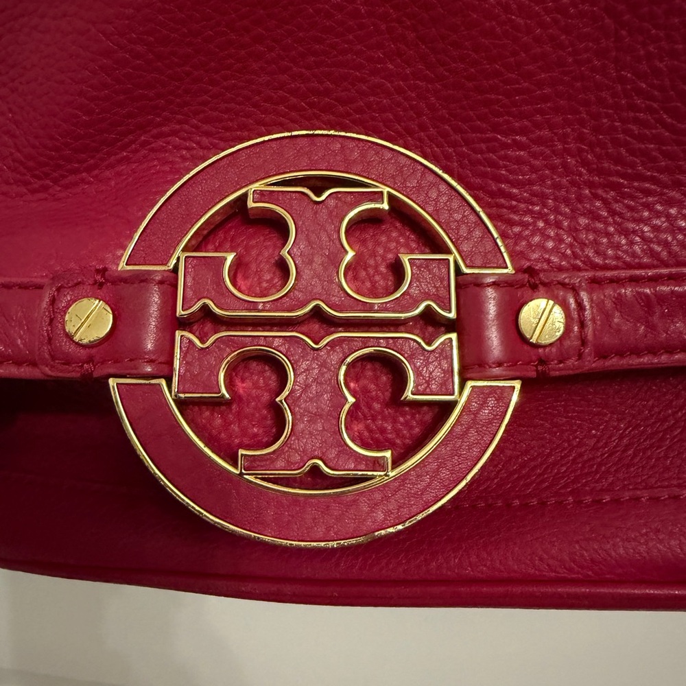 Tory Burch Amanda Pebbled Leather Crossbody in Berry Pink with Gold Hardware - Picture 2 of 11